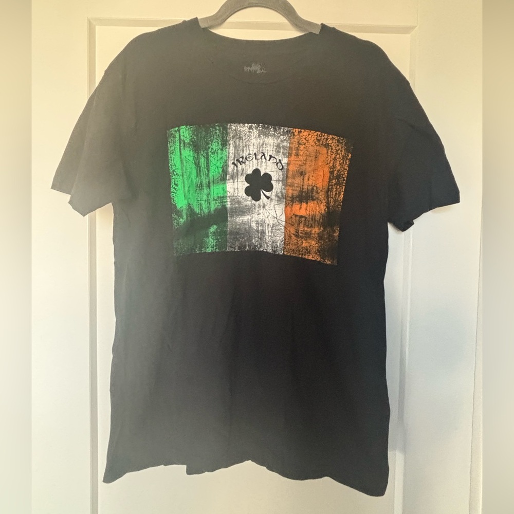 Men’s black graphic tee with Irish flag logo